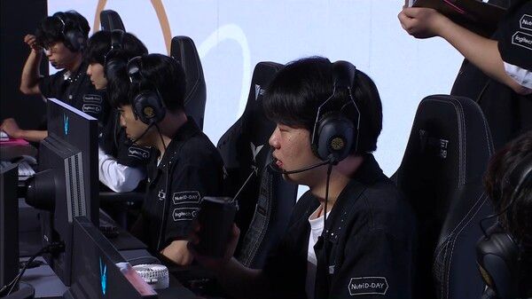 1일 디플러스 기아가 경기도 고양시 일산 킨텍스 제1전시장 5홀에서 열린 '2026 LoL 챔피언스 코리아(LCK)' 팀 로드쇼 '하우스 오브 젠지' 1세트에서 젠지를 완파하며 1:0으로 기선을 제압했다. (▲GEN & DK=0:1)./사진=네이버 치지직 라이브영상 캡처