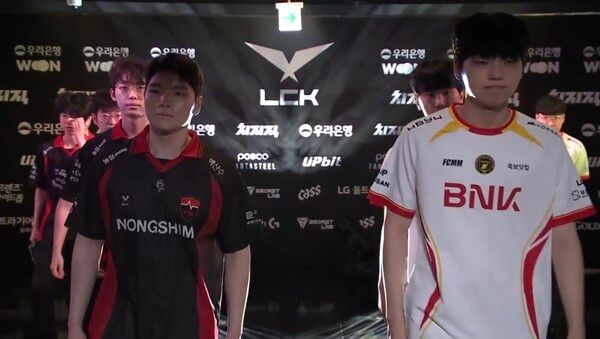 1일 농심 레드포스가 서울 종로 치지직 롤파크에서 열린 '2026 LoL 챔피언스 코리아(LCK)' 3라운드 세러데이 쇼다운 1경기 1세트에서 BNK 피어엑스를 꺾고 먼저 1승을 챙겼다. (▲NS & BFX=1:0)./사진=네이버 치지직 라이브영상 캡처