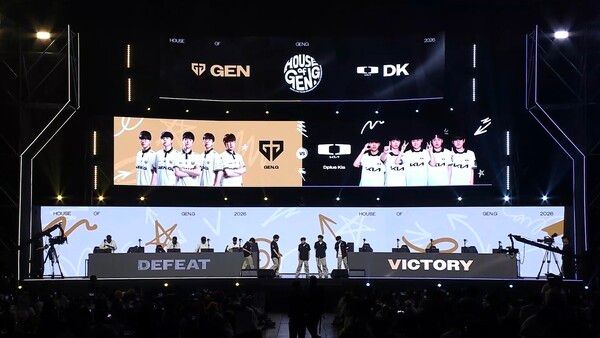 1일 DK가 경기도 고양시 일산 킨텍스 제1전시장 5홀 특설무대에서 열린 '2026 LoL 챔피언스 코리아(LCK)' 정규시즌 3라운드 팀 로드쇼 '하우스 오브 젠지'에서 젠지를 세트 스코어 2대0으로 완파했다. (▲GEN & DK=0:2). /사진=네이버 치지직 라이브영상 캡처