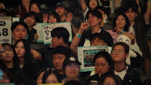 1일 DK가 경기도 고양시 일산 킨텍스 제1전시장 5홀 특설무대에서 열린 '2026 LoL 챔피언스 코리아(LCK)' 정규시즌 3라운드 팀 로드쇼 '하우스 오브 젠지'에서 젠지를 세트 스코어 2대0으로 완파했다. (▲GEN & DK=0:2). /사진=네이버 치지직 라이브영상 캡처