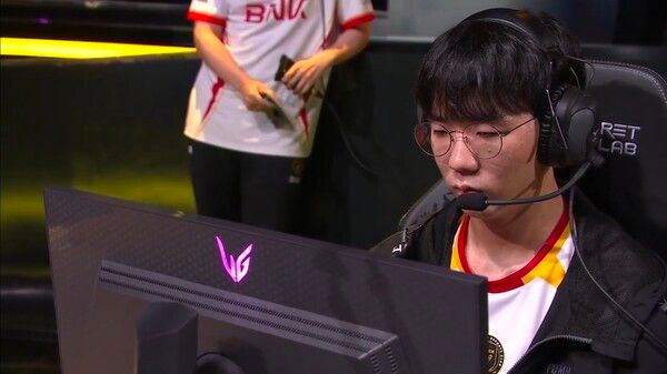 1일 서울 종로구 치지직 롤파크에서 열린 '2026 LoL 챔피언스 코리아(LCK)' 3라운드 세러데이 쇼다운 1경기 2세트에서 BNK 피어엑스가 농심 레드포스를 제압하며 세트스코어 1대1을 만들었다. (▲NS & BFX=1:1)./사진=네이버 치지직 라이브영상 캡처