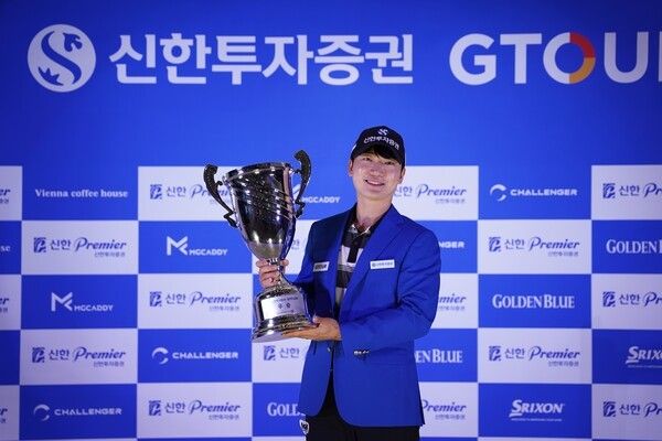 ‘2026 신한투자증권 GTOUR’ 6차 메이저대회 우승자 최민욱이 우승트로피를 들고있다. /사진=골프존