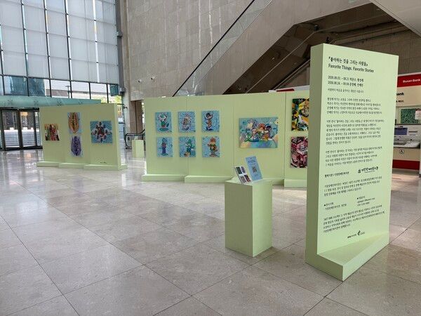 부산문화회관과 BNK부산은행, 기장장애인복지관이 함께 마련한 ‘ART BNK 프로젝트’ 4차 전시 ‘좋아하는 것을 그리려는 사람들’이 BNK부산은행 본점 로비에서 열리고 있다./사진=부산문화회관
