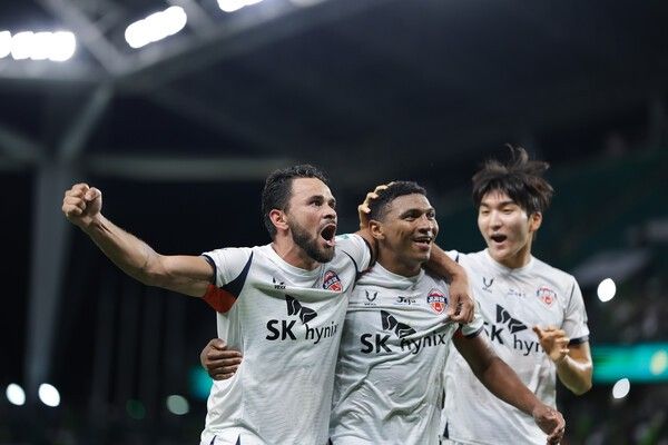 제주SK FC가 막강하고 효율적인 화력을 자랑하며 제주발 돌풍을 일으키고 있다. (▲아이아스, 네게바 골 세레머니). /사진=제주SK FC