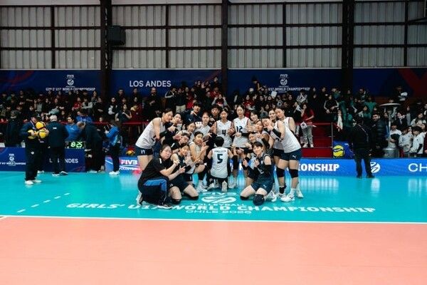U-17 여자 배구대표팀이 칠레서 열린 FIVB U-17 여자 세계대회 조별리그 알제리전서 승리한 뒤 기념촬영하고 있다. /사진=FIVB