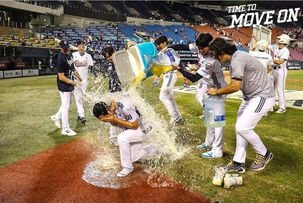 13일 두산이 한화를 상대로 9-6으로 승리했다. (▲ 최민석은 5이닝 동안 2실점만 내주며 시즌 10승(3패)째를 수확해 다승 공동 선두로 올라섰다). /사진=두산베어스