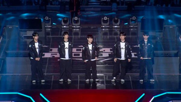14일 DK가 서울 송파구 올림픽공원 KSPO DOME에서 열린 ‘리그 오브 레전드 챔피언스 코리아(LCK)’ 4주 3일 차 T1 홈그라운드 경기 2세트에서 T1을 꺾었다.(▲T1 & DK=1:1)./사진=네이버 치지직 라이브영상 캡처