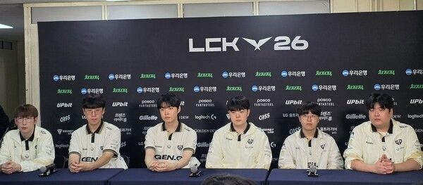젠지 선수단과 유상욱 감독이 4라운드 T1홈그라운드 경기에서 승리했다.&nbsp; /사진=STN