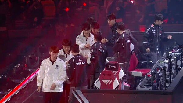 16일 서울 송파구 올림픽공원 KSPO DOME에서 열린 ‘2026 리그 오브 레전드 챔피언스 코리아(LCK)’ 4라운드 T1 홈그라운드 경기에서 2세트를 가져가면서 세트 스코어 2대0으로 젠지가 최종 승리했다.(▲GEN & T1=2:0)./사진=네이버 치지직 라이브영상 캡처