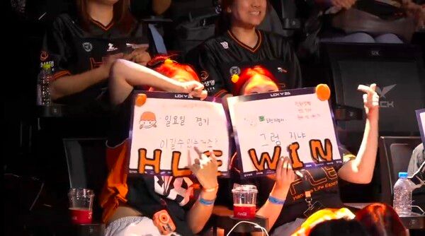 2일 한화생명은 서울 종로구 치지직 롤파크 LCK 아레나에서 열린 '2026 리그 오브 레전드 챔피언스 코리아(LCK)' 정규시즌 3라운드 2경기 KT 롤스터와의 2세트에서 완승을 거두며 세트스코어 1대1을 만들었다. (▲KT 롤스터 & HLE=1:1)./사진=네이버 치지직 라이브영상 캡처