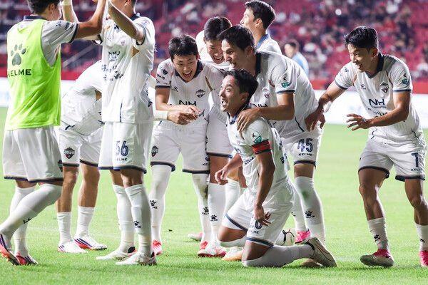 지난 1일 김천상무가 포항스틸야드에서 열린 하나은행 K리그1 2026 21라운드 원정경기에서 포항스틸러스를 1-0으로 꺾었다.(▲ 포항 원정경기에서 김천상무 이정택이 득점 후 동료들과 세리모니를 하고 있다). /사진=김천상무