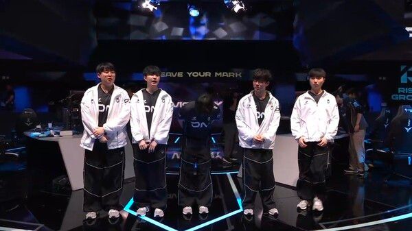 2일 서울 종로구 치지직 롤파크 LCK 아레나에서 열린 '2026 LoL 챔피언스 코리아(LCK) 정규시즌' 3라운드 라이즈 그룹 경기에서 DN 수퍼스는 한진 브리온을 세트스코어 2-1로 제압했다. (▲DNS & BRO=2:1)./사진=네이버 치지직 라이브영상 캡처