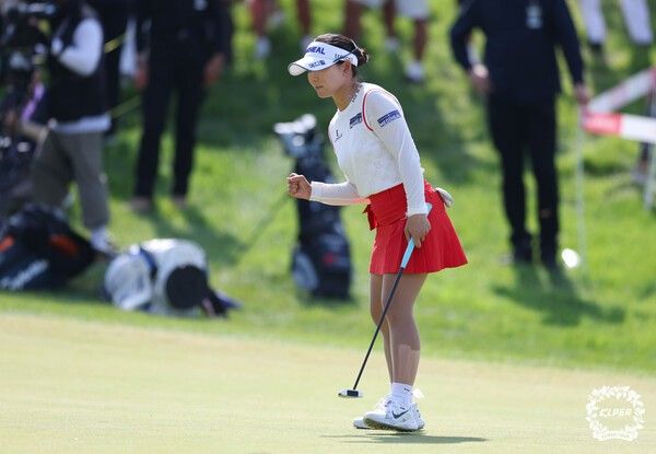 이다연은 2일 강원도 원주시 오로라 골프&리조트(파72)에서 열린 KLPGA 투어 오로라월드 챔피언십(총상금 10억 원) 최종 4라운드에서 이글 1개와 버디 4개, 트리플보기 1개를 묶어 3언더파 69타를 적어냈다.(▲이다연 2026 오로라월드 챔피언십 FR 18번홀 버디 퍼트 성공 후 기뻐하고 있다). /사진=KLPGA