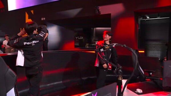 2일 서울 종로구 치지직 롤파크 LCK 아레나에서 열린 2026 LCK 정규시즌 3라운드 2경기에서 KT가 한화생명e스포츠를 세트스코어 2-1로 제압했다. (▲KT 롤스터 & HLE=2:1)./사진=네이버 치지직 라이브영상 캡처