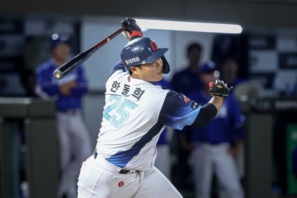 2일 롯데가 부산 사직구장에서 열린 2026 KBO리그 삼성 라이온즈와 홈경기에서 10-7로 승리했다. (▲롯데 한동희, 4타수 2안타 1홈런 2득점 2타점 1볼넷). /사진=롯데 자이언츠