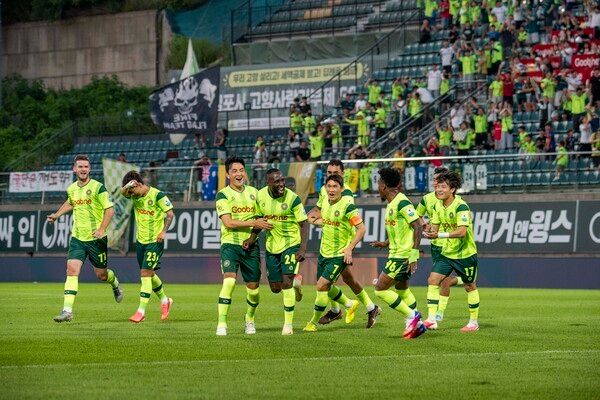김포FC(구단주 이기형 김포시장)가 2일 오후 7시 30분에 진행한 경남FC와의 하나은행 K리그2 2026 20라운드 경기에서 루이스의 득점으로 1대1 무승부를 거두었다.(▲득점 후 루이스가 세리머니를 하고 있다). /사진=김포FC