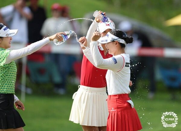 이다연은 2일 강원도 원주시 오로라 골프&리조트(파72)에서 열린 KLPGA 투어 오로라월드 챔피언십(총상금 10억 원) 최종 4라운드에서 이글 1개와 버디 4개, 트리플보기 1개를 묶어 3언더파 69타를 적어냈다.(▲이다연이우승 후 동료들에게 2026 오로라월드 챔피언십 FR 우승 축하 물세례를 받고 있다). /사진=KLPGA