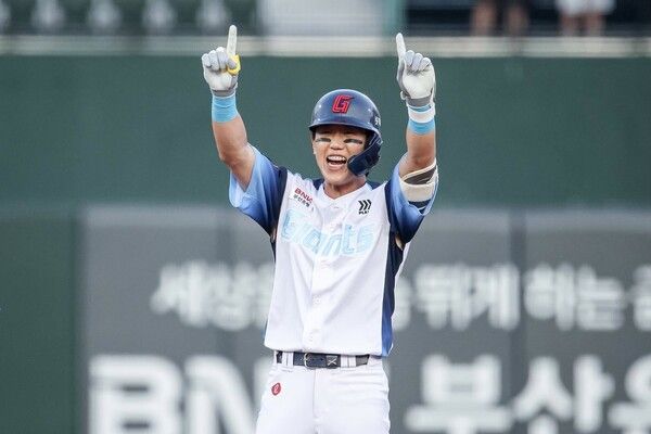 2일 롯데가 부산 사직구장에서 열린 2026 KBO리그 삼성 라이온즈와 홈경기에서 10-7로 승리했다. (▲롯데 전민재, 4타수 3안타 4타점 2볼넷). /사진=롯데 자이언츠