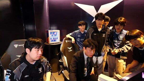 21일 한진 브리온이 서울 종로구 롤파크 LCK아레나에서 열린 ‘2026 LoL 챔피언스 코리아(LCK)’ 정규 시즌 4라운드 라이즈 그룹 BFX와의 1경기 2세트를 잡으면서 1:1로 승부를 원점으로 돌렸다. (▲BFX & BRO=1:1)./사진=네이버 치지직 라이브영상 캡처