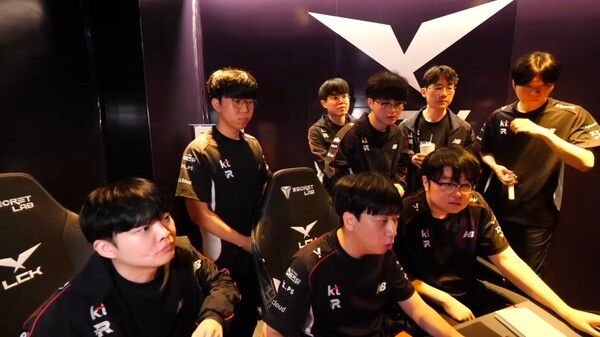 26일 KT가 서울 종로구 롤파크에서 열린 ‘2026 리그 오브 레전드 챔피언스 코리아(LCK)’ 플레이인 1라운드 한진 브리온과의 5전 3선승제 맞대결에서 1세트를 먼저 가져갔다. (▲KT & BRO=1:0)./사진=네이버 치지직 라이브영상 캡처