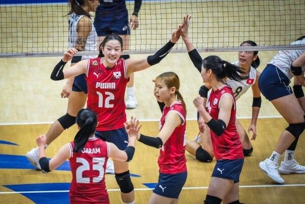 한국 여자배구 대표팀이 26일 홍콩과의 경기서 득점 뒤 세리머니를 하고 있다. /사진=국제배구연맹(FIVB)