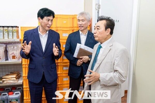 김진규 검단구청장(왼쪽)과 이두형 검단구푸드마켓 대표. /사진=검단구