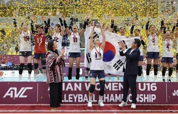 지난해 U-16 여자배구 아시아선수권 우승을 했던 한국 여자배구 대표팀의 세리머니 장면. /사진=아시아배구연맹 SNS 갈무리