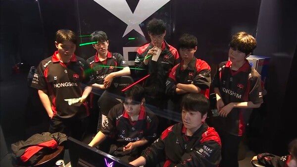 5일 서울 종로구 치지직 롤파크에서 열린 2026 LoL 챔피언스 코리아(LCK) 3라운드 2주 차 레전드 그룹 경기 2세트에서 농심 레드포스가 한진 브리온을 꺾고 세트스코어 1대1을 만들었다. (▲BRO & NS=1:1)./사진=네이버 치지직 라이브영상 캡처
