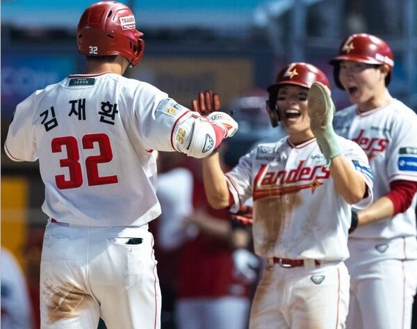 SSG는 4일 인천 SSG랜더스필드에서 열린 2026 신한 SOL KBO리그 LG와 홈경기에서 10-8로 이겼다. /사진=SSG랜더스