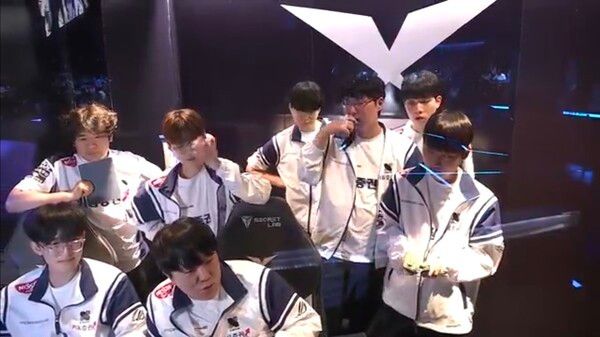 6일 서울 종로구 치지직 롤파크에서 열린 2026 LoL 챔피언스 코리아(LCK) 3라운드 2주 차 라이즈 그룹 경기에서 KRX가 DNS를 상대로 1세트를 따내며 산뜻하게 출발했다. (▲KRX & DNS=1:0)./사진=네이버 치지직 라이브영상 캡처
