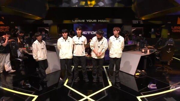 5일 서울 종로구 치지직 롤파크에서 열린 2026 LoL 챔피언스 코리아(LCK) 3라운드 2주 차 레전드 그룹 경기에서 젠지가 한화생명e스포츠를 세트스코어 2대1로 제압했다. (▲GEN & HLE=2:1)./사진=네이버 치지직 라이브영상 캡처