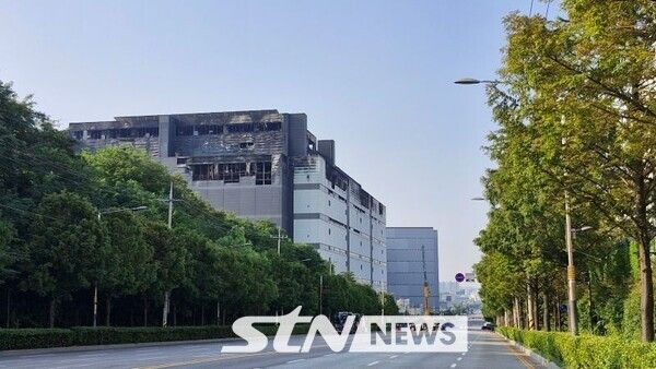 인천 쿠팡물류 화재현장 앞 통제된 도로가 한산하다/사진=stn