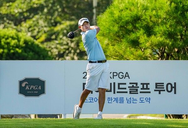 7일 이민규기 충남 태안 솔라고CC 솔 코스(파71·7258야드)에서 끝난 '2026 KPGA 데이비드골프 투어 15회 대회'(총상금 1억원) 최종 라운드에서 8언더파 63타를 적어내며, 전날 9언더파 62타를 쳤던 그는 최종합계 17언더파 125타로 우승컵을 들어 올렸다.(▲ 이민규). /사진=KPGA