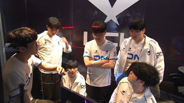 8일 DN 수퍼스가 서울 종로구 치지직 롤파크 LCK 아레나에서 열린 '2026 LCK 정규 시즌' 3라운드 2경기 농심 레드포스와의 1세트에서 역전승을 거뒀다. (▲DNS & NS=1:0)./사진=네이버 치지직 라이브영상 캡처