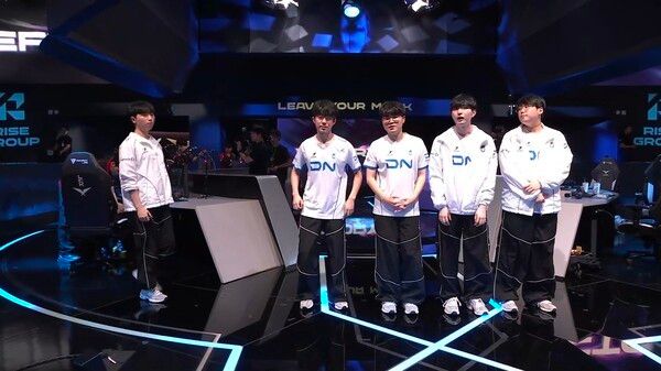 8일 DN 수퍼스가 서울 종로구 치지직 롤파크 LCK 아레나에서 열린 '2026 LCK 정규 시즌' 3라운드 2경기에서 농심 레드포스를 초반 설계부터 교전까지 한발씩 앞선 경기운영을 하며 2대0으로 승리했다. (▲DNS & NS=2:0)./사진=네이버 치지직 라이브영상 캡처