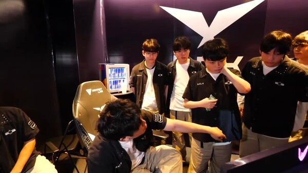DK는 9일 오후 서울 종로구 롤파크 LCK 아레나에서 열린 ‘2026 LoL 챔피언스 코리아(LCK)’ 정규 시즌 3라운드 레전드 그룹 KT 롤스터와의 경기 2세트를 따냈다. (▲KT 롤스터 & DK=1:1)./사진=네이버 치지직 라이브영상 캡처