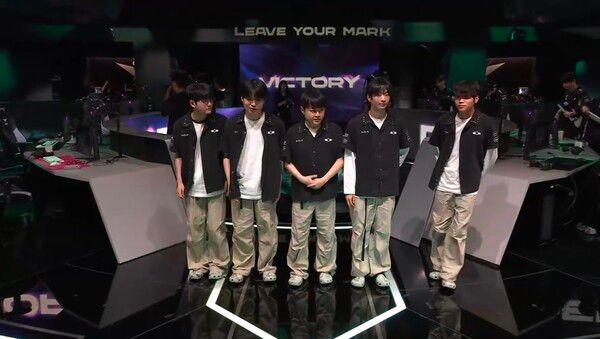 DK는 9일 서울 종로구 롤파크 LCK 아레나에서 열린 ‘2026 LoL 챔피언스 코리아(LCK)’ 정규 시즌 3라운드 레전드 그룹 KT 롤스터전에서 세트 스코어 2대1로 승리했다.(▲DK & KT 롤스터=2:1)./사진=네이버 치지직 라이브영상 캡처