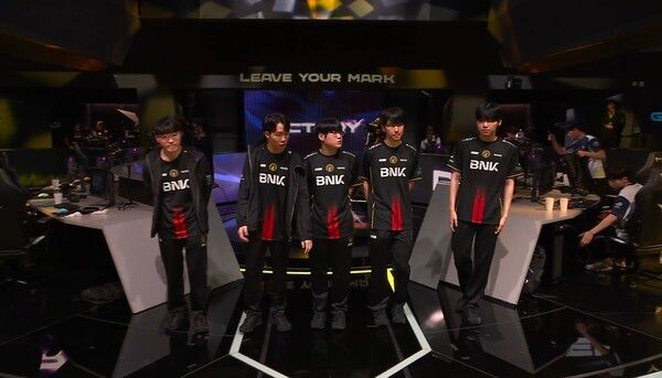 9일 BNK 피어엑스는 서울 종로구 롤파크 LCK 아레나에서 열린 ‘2026 LoL 챔피언스 코리아(LCK)’ 정규 시즌 3라운드 경기에서 키움 DRX를 2대0으로 꺾었다. (▲BNK & KRX=2:0)./사진=네이버 치지직 라이브영상 캡처