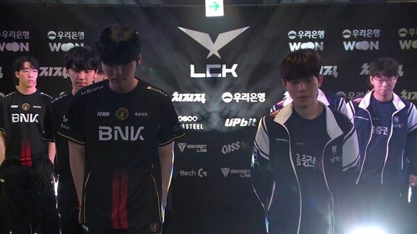 9일 BNK 피어엑스는 서울 종로구 롤파크 LCK 아레나에서 열린 ‘2026 LoL 챔피언스 코리아(LCK)’ 정규 시즌 3라운드 레전드 그룹 키움 DRX와의 경기에서 1세트를 따냈다. (▲BNK & KRX=1:0)./사진=네이버 치지직 라이브영상 캡처