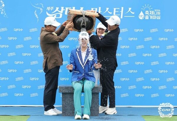 9일 장은수가 제주 서귀포시 테디밸리 골프앤리조트(파72)에서 열린 제주삼다수 마스터스(총상금 10억 원) 최종 4라운드에서 보기 없이 버디 3개를 잡아내며 우승컵을 들어 올렸다.(▲장은수가 제주삼다수 마스터스 FR 우승 후 우승 세리머니를 하고 있다). /사진=KLPGA