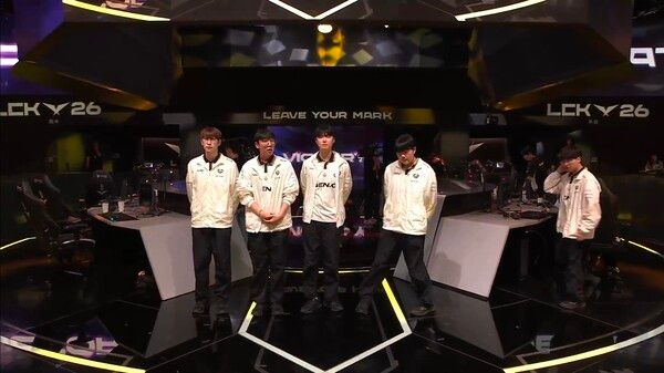 1일 젠지가 서울 종로구 치지직 롤파크 LCK 아레나에서 열린 ‘2026 리그 오브 레전드 챔피언스 코리아(LCK)’ 플레이오프 2라운드에서 KT를 3대0으로 완파했다.(▲젠지 & KT 롤스터=3:0). /사진=네이버 치지직 라이브영상 캡처