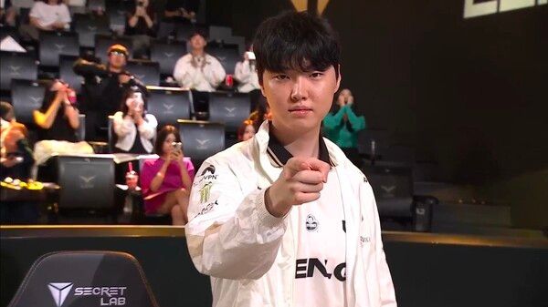 1일 젠지가 서울 종로구 치지직 롤파크 LCK 아레나에서 열린 ‘2026 리그 오브 레전드 챔피언스 코리아(LCK)’ 플레이오프 2라운드에서 KT를 3대0으로 완파했다.(▲젠지 & KT 롤스터=3:0). /사진=네이버 치지직 라이브영상 캡처
