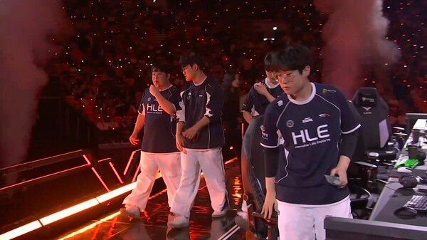 12일 오후 서울 올림픽공원 KSPO돔에서 열린 ‘2026 LoL 챔피언스 코리아(LCK)’ 포스트시즌 플레이오프 결승 진출전 2세트에서 한화생명이 T1을 꺾었다. (▲HLE & T1=2:0)./사진=네이버 치지직 라이브영상 캡처