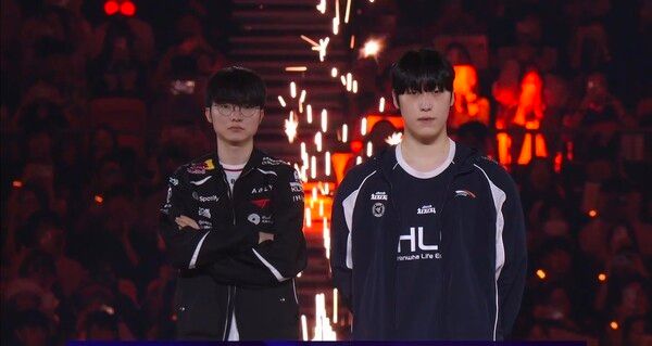 12일 한화생명이 서울 올림픽공원 KSPO돔에서 열린 ‘2026 LoL 챔피언스 코리아(LCK)’ 포스트시즌 플레이오프 결승 진출전 T1과의 1세트에서 48분 장기전 끝에 승리했다. (▲HLE & T1=1:0)./사진=네이버 치지직 라이브영상 캡처