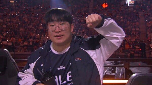 12일 한화생명이 서울 올림픽공원 KSPO돔에서 열린 ‘2026 우리은행 LoL 챔피언스 코리아(LCK)’ 포스트시즌 플레이오프 결승 진출전에서 T1을 세트 스코어 3대1로 꺾었다. (▲HLE & T1=3:1 / 딜라이트)./사진=네이버 치지직 라이브영상 캡처