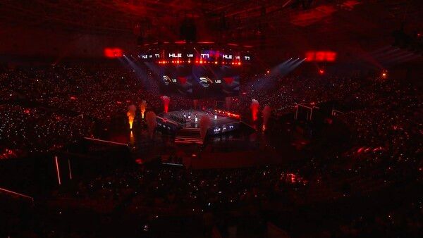 12일 한화생명이 서울 올림픽공원 KSPO돔에서 열린 ‘2026 LoL 챔피언스 코리아(LCK)’ 포스트시즌 플레이오프 결승 진출전 T1과의 1세트에서 48분 장기전 끝에 승리했다. (▲서울 올림픽공원 KSPO돔. /사진=네이버 치지직 라이브영상 캡처