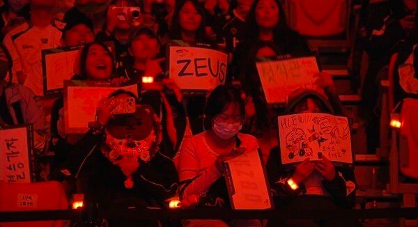 12일 한화생명이 서울 올림픽공원 KSPO돔에서 열린 ‘2026 LoL 챔피언스 코리아(LCK)’ 포스트시즌 플레이오프 결승 진출전 T1과의 1세트에서 48분 장기전 끝에 승리했다. (▲HLE & T1=1:0)./사진=네이버 치지직 라이브영상 캡처