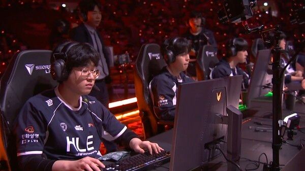 12일 오후 서울 올림픽공원 KSPO돔에서 열린 ‘2026 LoL 챔피언스 코리아(LCK)’ 포스트시즌 플레이오프 결승 진출전 2세트에서 한화생명이 T1을 꺾었다. (▲HLE & T1=2:0)./사진=네이버 치지직 라이브영상 캡처