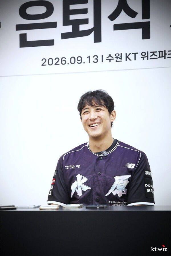 황재균이 13일 17시부터 열릴 수원 롯데전을 앞두고 자신의 은퇴식 기자회견에서 인터뷰하며 미소짓고 있다. /사진=KT 위즈