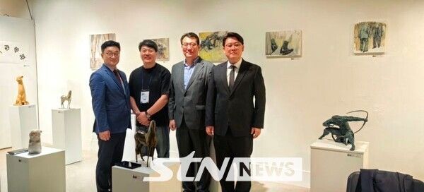 박태성 한중문화경제교류협회장(완쪽)과 중국작가/사진=협회